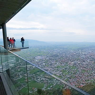 Ausblick von der Bergstation Karren auf Dornbirn, im Hintergrund der Bodensee