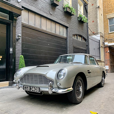 Aston Martin auf Straße
