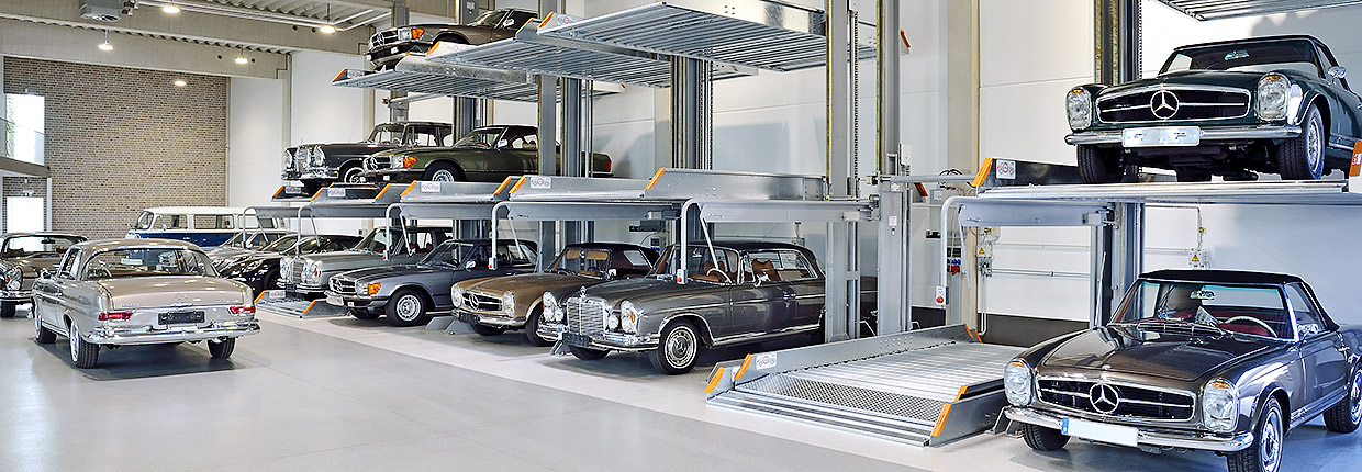 Several Mercedes oldtimers on the parking system